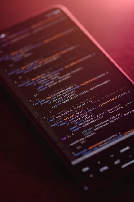 Gros plan d’une machine à écrire vintage avec une feuille affichant WordPress dans un style rétro.